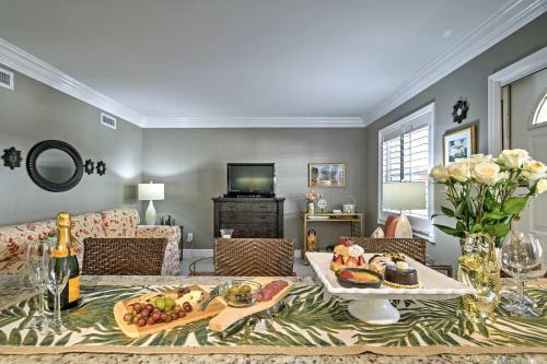 Apartamento High-end Coastal Retreat With Pool - Walk To Beach!