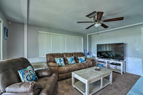 Waterfront House With Hot Tub And Pedal Boat!