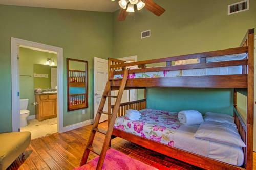 Quaint Family Retreat With Bbq, Steps To Beach!