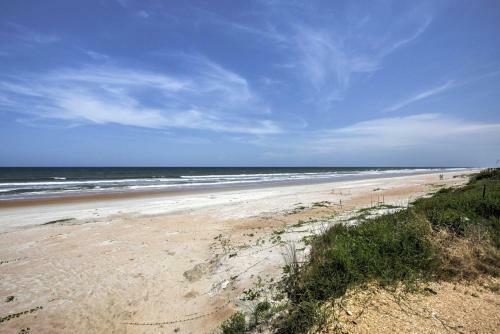 Spacious Home With Yard, 0 5 Mi To Ormond Beach