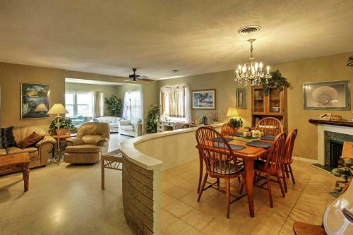 Spacious Home With Yard, 0 5 Mi To Ormond Beach