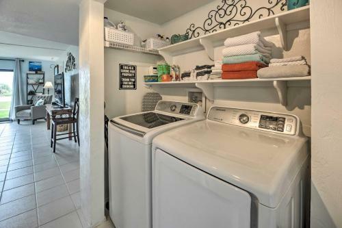 Apartamento Coastal Condo With Patio Swim, Golf And Explore!