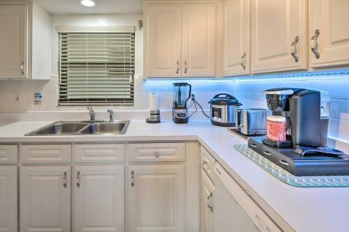 Apartamento Coastal Condo With Patio Swim, Golf And Explore!