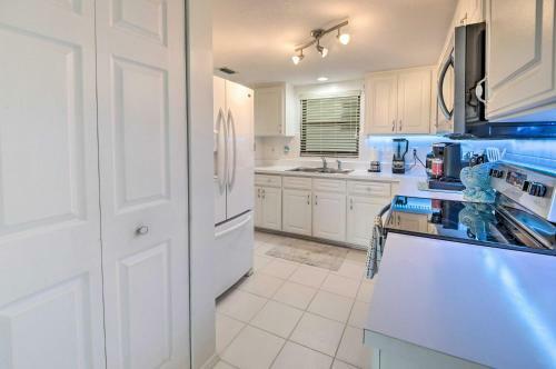 Apartamento Coastal Condo With Patio Swim, Golf And Explore!