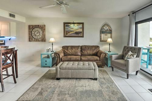 Apartamento Coastal Condo With Patio Swim, Golf And Explore!