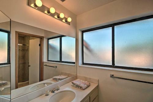 Relaxing Palm Beach Getaway With Pool Access