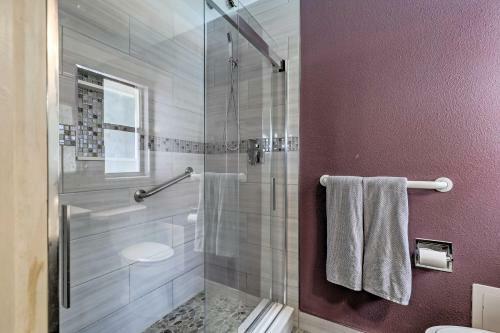 Pet-friendly Escape With Hot Tub 1 Mi To Beach