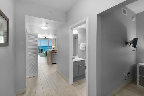 0406 1b/2 Bath With Bonus Room. Renovated April 2018!
