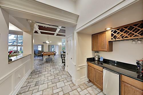 Lavish Waterfront Home With Private Dock & Beach Home