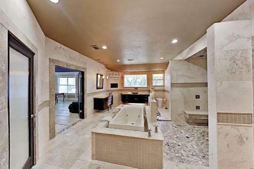 Lavish Waterfront Home With Private Dock & Beach Home