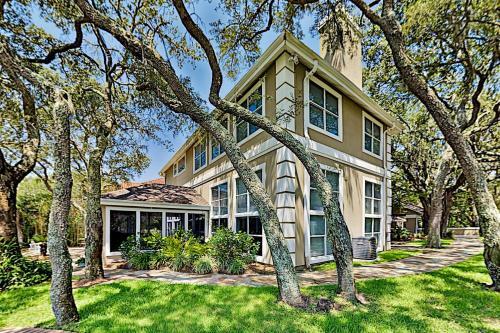 Lavish Waterfront Home With Private Dock & Beach Home