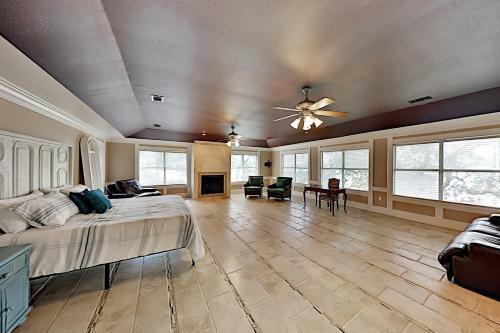 Lavish Waterfront Home With Private Dock & Beach Home