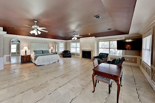 Lavish Waterfront Home With Private Dock & Beach Home