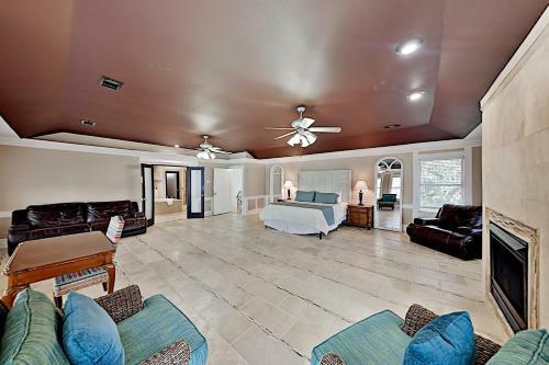 Lavish Waterfront Home With Private Dock & Beach Home