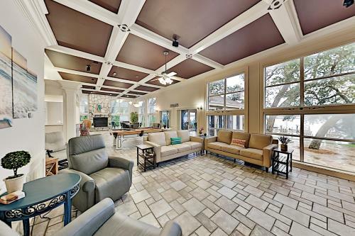 Lavish Waterfront Home With Private Dock & Beach Home