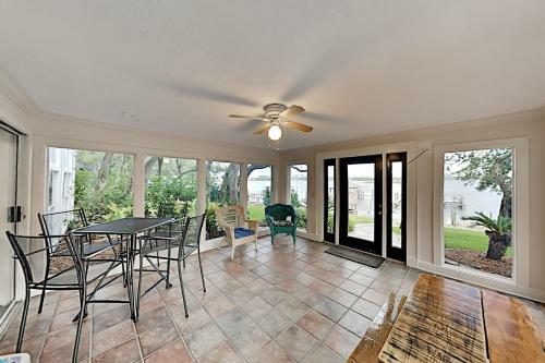 Lavish Waterfront Home With Private Dock & Beach Home