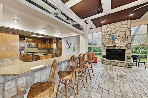 Lavish Waterfront Home With Private Dock & Beach Home