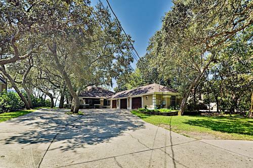 Lavish Waterfront Home With Private Dock & Beach Home