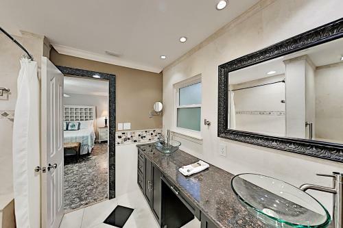 Lavish Waterfront Home With Private Dock & Beach Home