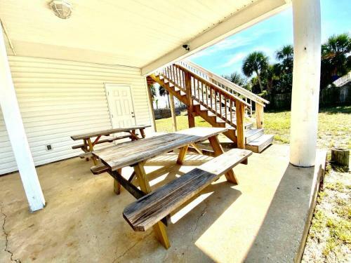 Newly Renovated 4 Br Pensacola Beach House