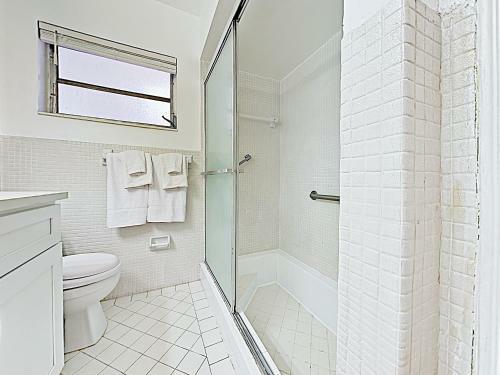 Apartamento New Listing! Updated Beach Condo With Sparkling Pool Condo