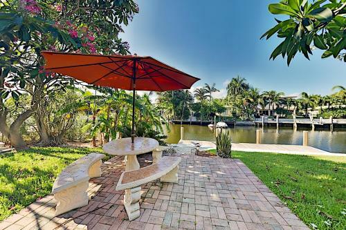 Waterfront Hideaway With Heated Pool, Dock & Garage Home