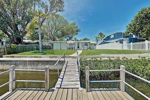 Canal-front Coastal Home ? Boat Dock & 2 Kayaks! Home