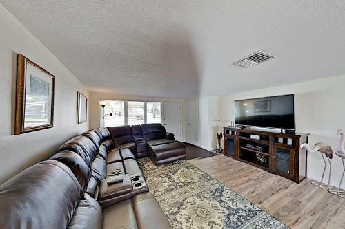 Canal-front Coastal Home ? Boat Dock & 2 Kayaks! Home