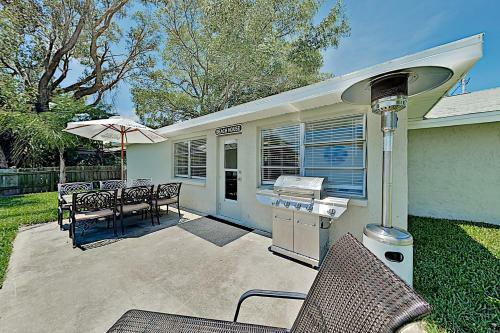 Canal-front Coastal Home ? Boat Dock & 2 Kayaks! Home