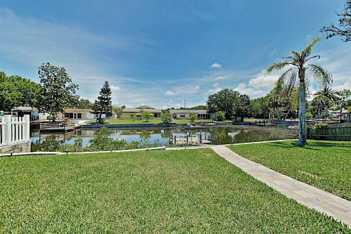 Canal-front Coastal Home ? Boat Dock & 2 Kayaks! Home