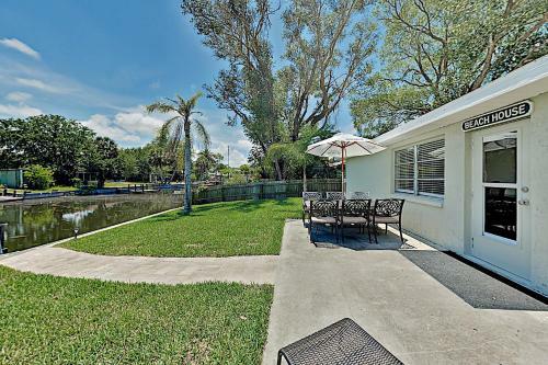 Canal-front Coastal Home ? Boat Dock & 2 Kayaks! Home