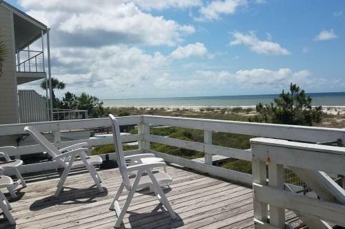 This 3 Bedroom, 2 Bath Home, Sleeps 6 Has Everything You Need For Your Vacation!