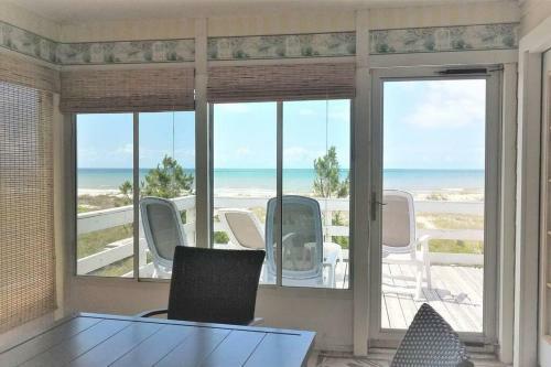 This 3 Bedroom, 2 Bath Home, Sleeps 6 Has Everything You Need For Your Vacation!