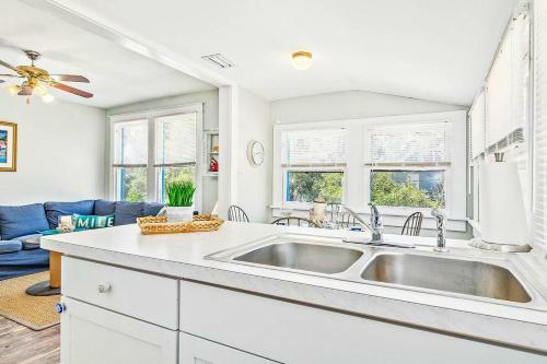 Charming Downtown Carriage Apartment