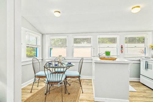 Charming Downtown Carriage Apartment