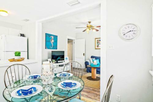 Charming Downtown Carriage Apartment