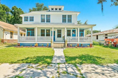 Charming Downtown Carriage Apartment