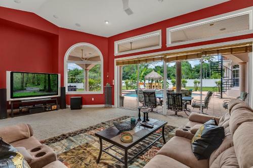 Luxury 5br Pool Spa Tiki Hut