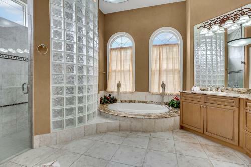 Luxury 5br Pool Spa Tiki Hut