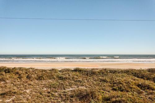 White Sand Beach House, 3 Bedroom, Ocean Front, Sleeps 8, Wifi