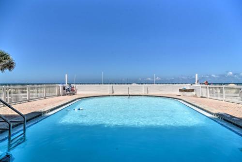 Apartamento Sunny Seaside Condo With Pool And Walk To Beach!