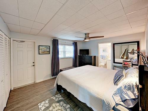 Apartamento New Listing! Waterfront Condo With Dock & Pool Condo