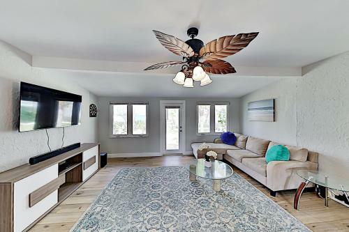 Bayfront Home - Private Dock - 5 Minutes To Beach Home