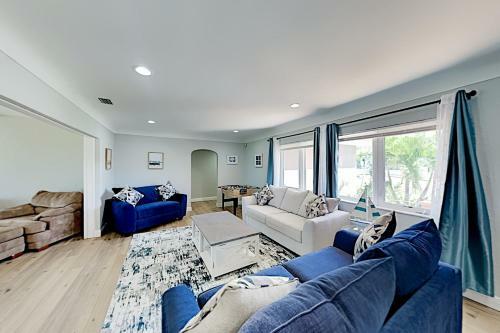 Bayfront Home - Private Dock - 5 Minutes To Beach Home