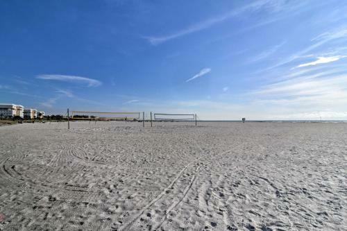 Apartamento St Pete Beach Condo With Pool, 5-min Walk To Beach!