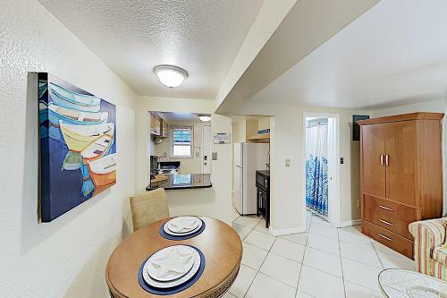 Apartamento New Listing! Shoreside Condo - Walk To Waves Condo