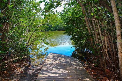 Enjoy Sunsets At Sanibel's Hidden Gem Resort Condo - Blind Pass E201