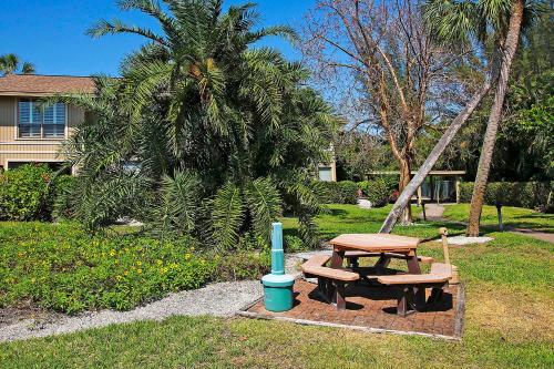 Enjoy Sunsets At Sanibel's Hidden Gem Resort Condo - Blind Pass E201