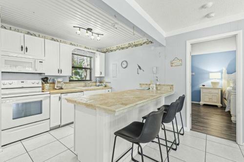 Quiet Resort Condo On Sanibel's Secluded West End - Blind Pass A105