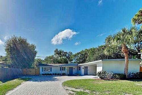 Gorgeous Retreat With Private Pool - Walk To Bay Home